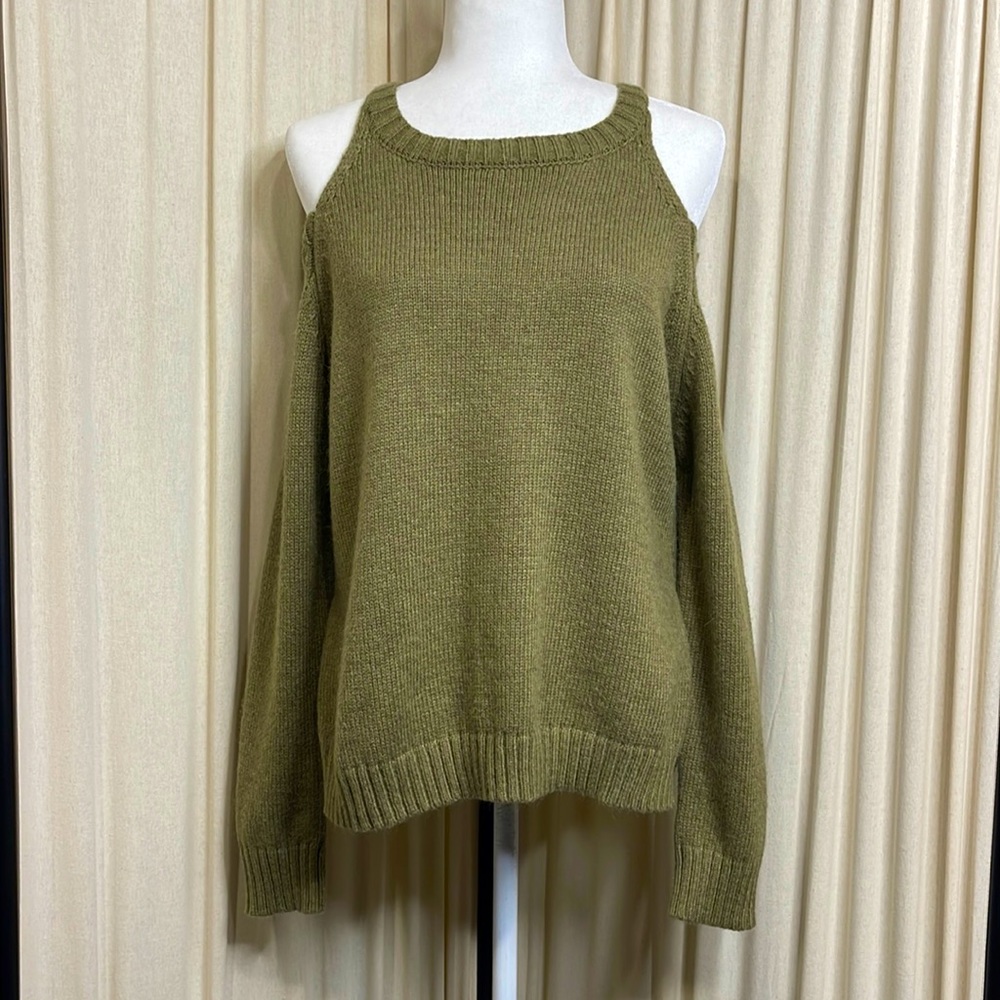 EUC- ELAN- WARM KNITTED GREEN COLD SHOULDER OVERSIZED SWEATER SIZE SMALL
